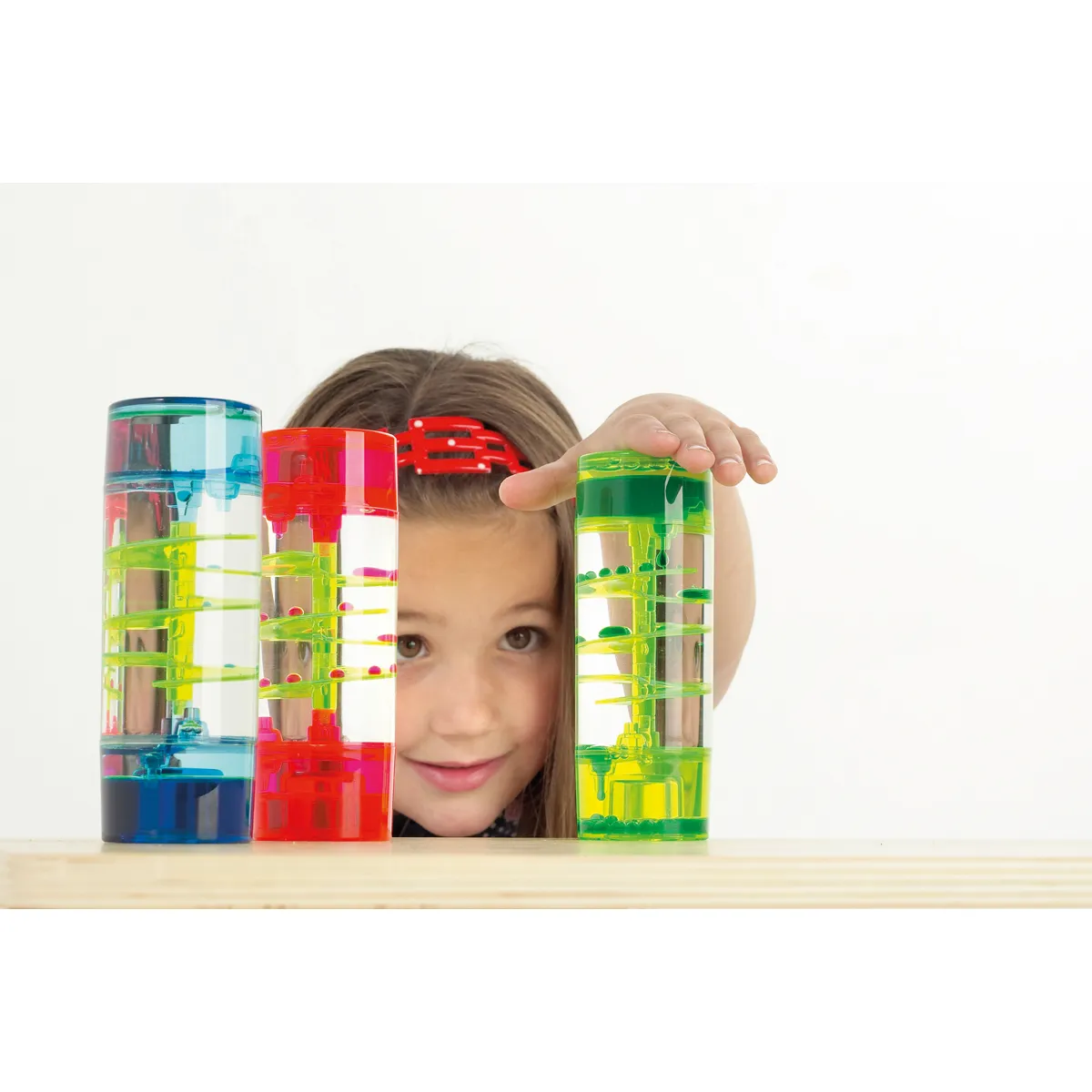 Kind, bunte Röhren, Wissenschaftsset, Rohrern mit Flüssigkeit, Kind spielt, Kind, Trinkspiel, Wasser-Spiel, Farben, Experiment