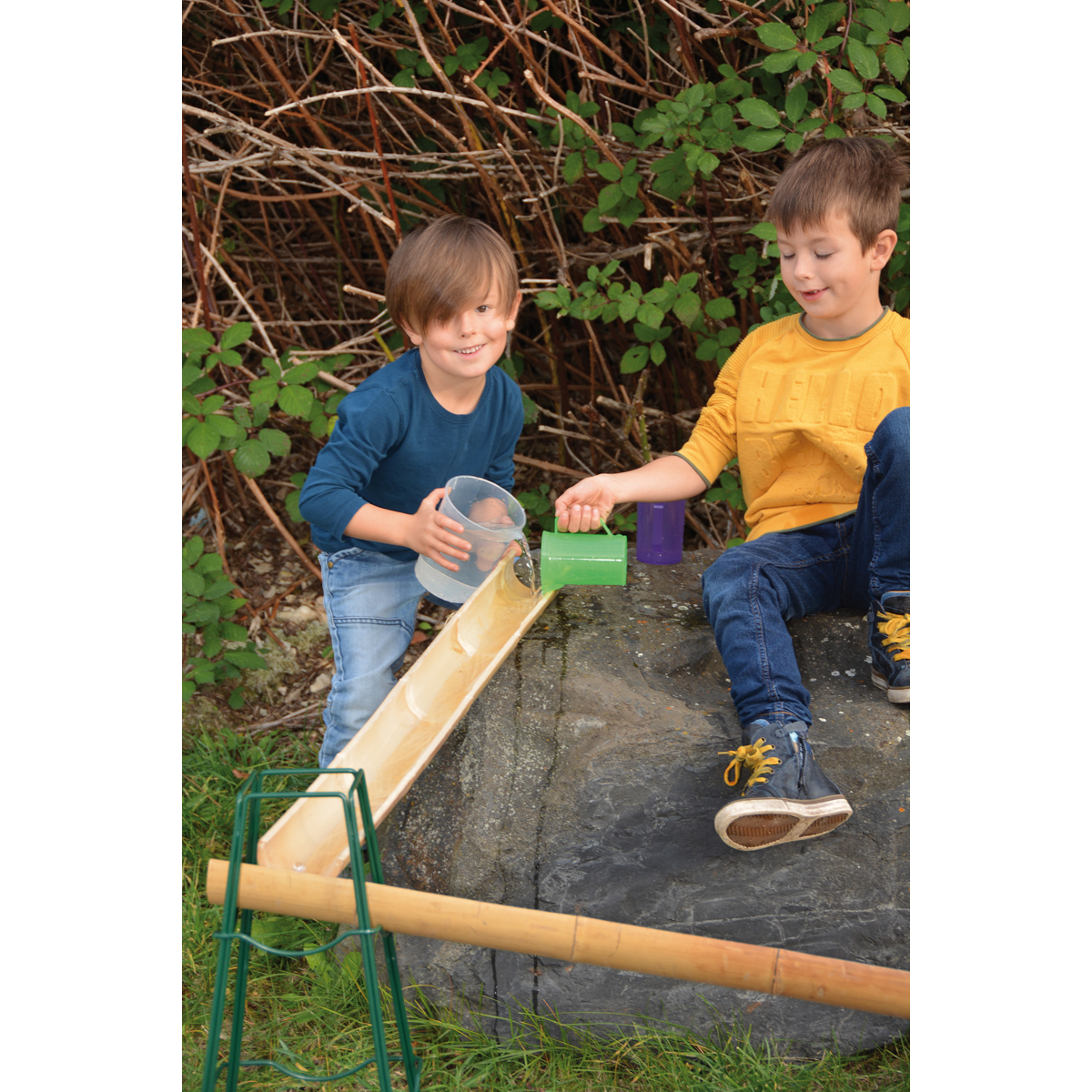 Kinder spielen, Wasserspiel, Holzrutsche, Gartenaktivität, Spielzeugset