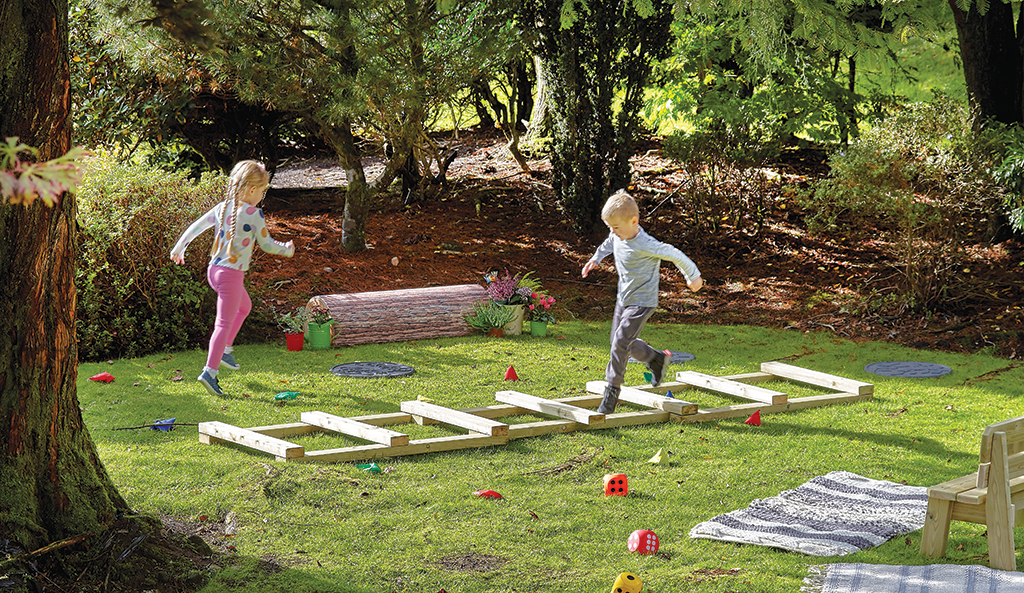 spielende kinder, gartenspiel, weichboden, holzbrücke, grüne wiese, kinderspiel, gartenspiel, spielweg, ausflug, wippe?