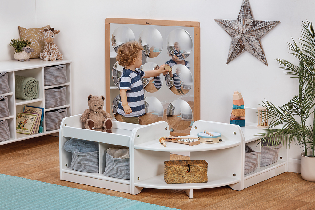 Holzspielzeug, Kinderzimmer, Spiegelwand, Kuscheltiier, Stapelturm, Kinderzimmer, Spielzeug, Kugelspiegel, Holzspielzeug, Aufbewahrungsl cart