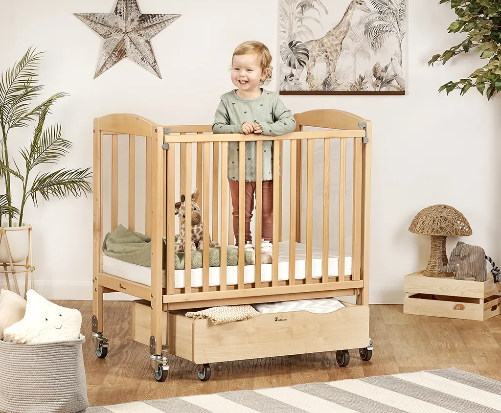 Kinderbett, Gitterbett, Holz, Korbkasten, Spielzeug, Kinderbett, Holzwan­nen?, Holz-Kinderbett, Laufrollen, Schublade unter Bett