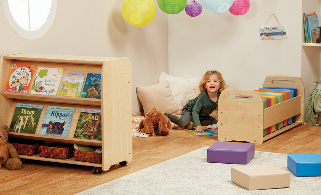 Kinderzimmer, Lesetag, Bücherregal, Holzbetten, Sortierwürfel, Kinderbücher, Bücherregal, Kinderzimmer, Holzmöbel, Plüschspielzeug