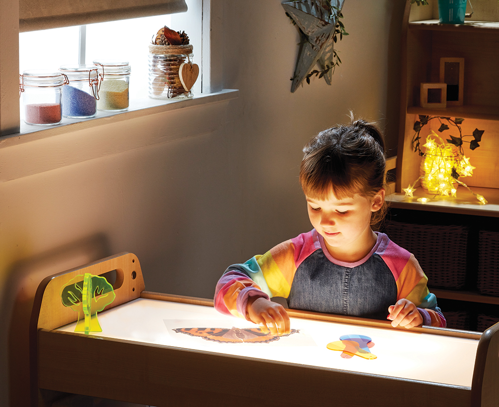 Child, Kinder, Künstlerisch Tisch, Schaubild, Lichtschein, Kind, Tischtisch zum Zeichnen, beleuchteter Arbeitsplatz, farbenfroher Pullover, Kunstaktivität