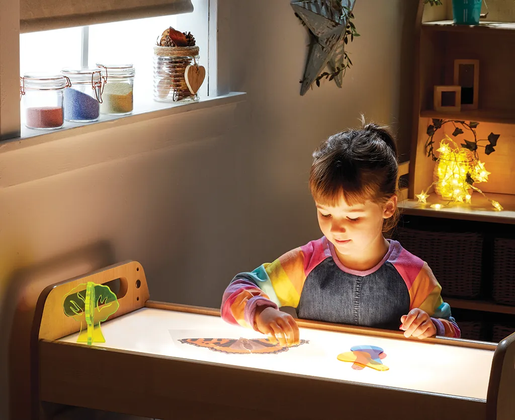 Child, Kinder, Künstlerisch Tisch, Schaubild, Lichtschein, Kind, Tischtisch zum Zeichnen, beleuchteter Arbeitsplatz, farbenfroher Pullover, Kunstaktivität