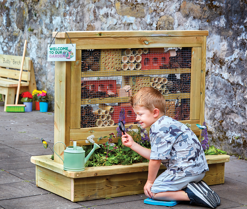Insectenhaus, Kinder, Garten, Holzrahmen, Beobachtung, kindergarden, insect hotel, wooden structure, garden planter, child