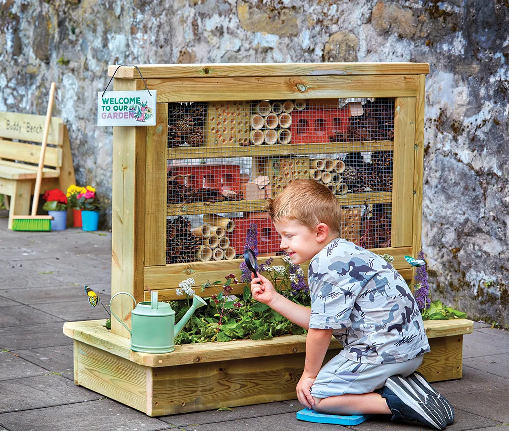 Insectenhaus, Kinder, Garten, Holzrahmen, Beobachtung, kindergarden, insect hotel, wooden structure, garden planter, child