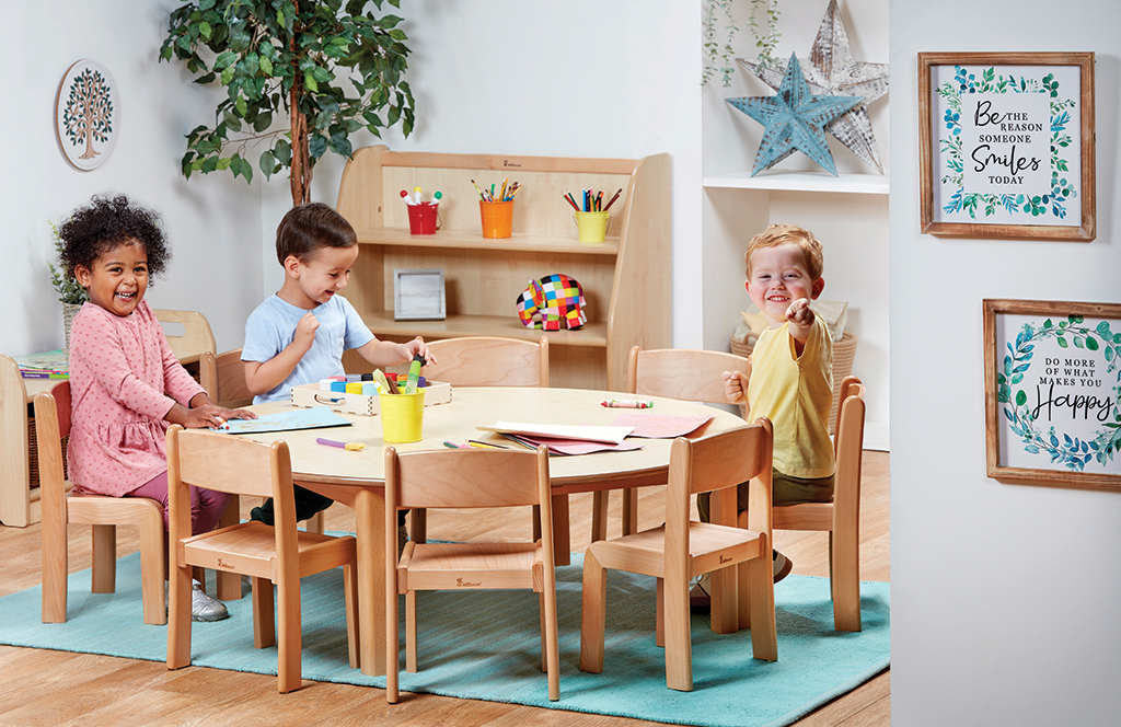 Kinderwerkbank, Holztisch, Holzstuhl, Kunst/Schulbedarf, Kinderzimmer-Dekor, Kinderstuhl, Rundtisch, Holzmöbel, Kinderzimmer, Holzstuhl, Kinderstuhl, Kleiner Esstisch, Holzstuhl, Spielzimmer, Kindermöbel, Kinderraum, Kleiner Tisch, Holzstuhl, Kinderzeichn