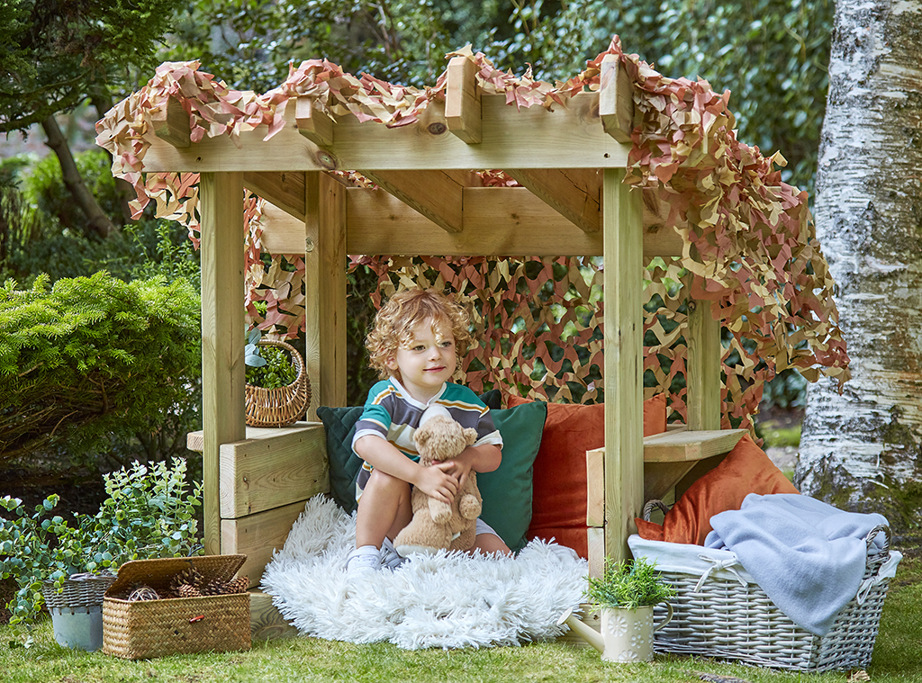 holzspielhaus, hütte, gartenmöbel, kind mit teddy, pflanzenkorb, kleines kind, holzstrukturen, spielhaus, kuscheltier, garten
