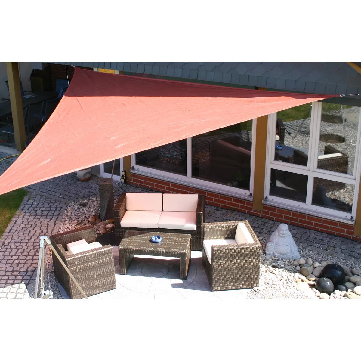 outdoor sofa, patio set, sun shade, woven furniture, terrace decor, Sonnensegel, Terrassenmöbel, Wicker-Sofa, Rattan-Tisch, orange Shade