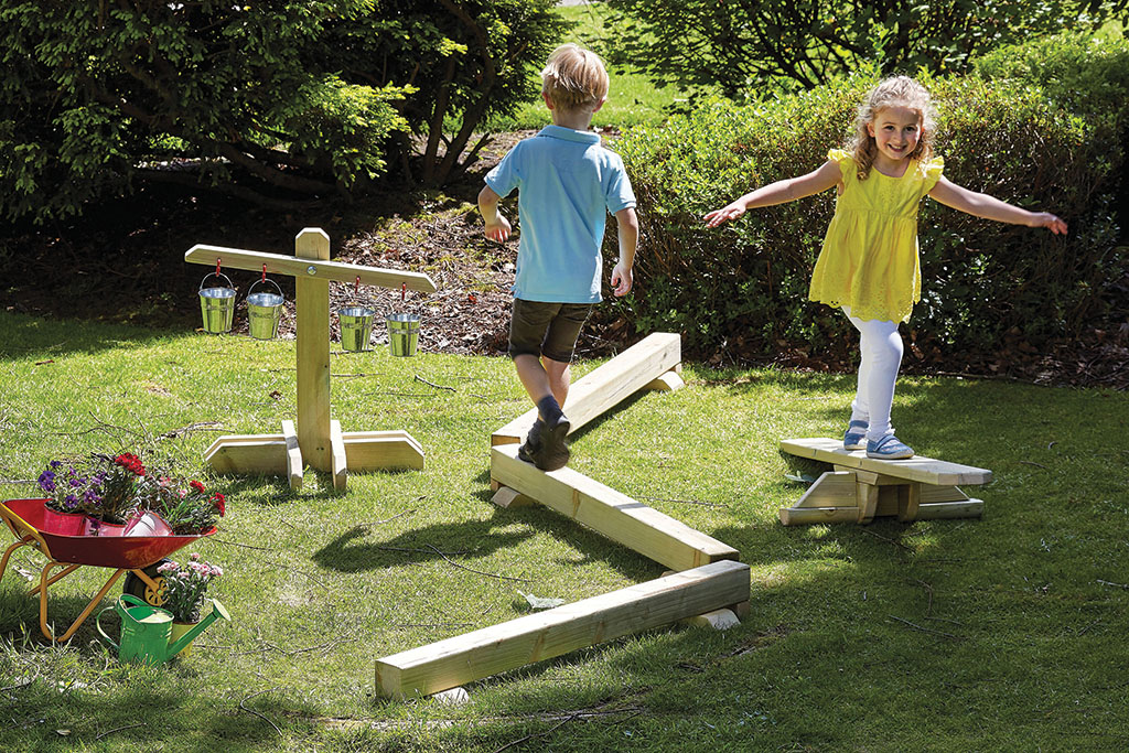 Spielplatz, im Freien, Kinder, Holz-Balancierbalken, Gartenumgebung, kindergartenz outdoor?, holzbalancierbalken, kinder outdoor spiel, gartenspielsetup, holzspielplatz, Spielspielzeug, Kletterparcours, Outdoor-Spiel, Holzbaukasten, Kindergarten, spielpl