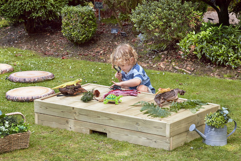 Kinderspiel, Holz Spielboden, Garten-Spielplatz, Spielzeugfiguren, Outdoor Spielzeug, Kindergarten-Spielplatz, Spielzeugfiguren, Holzplattform, Gartenkunst, Kid playing outdoors