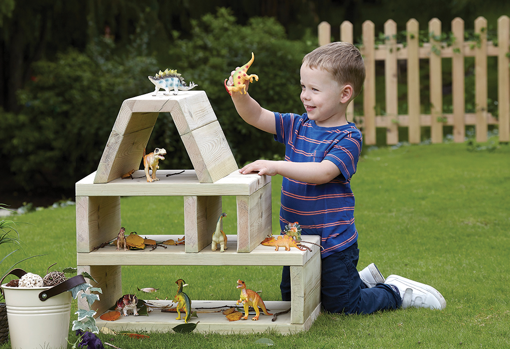 Holzspielhaus, Kinderspielzeug, Dinosaurierfiguren, Spielaufbau, Gartenküst, Dinosaurierfiguren, Spielhaus, Holzkonstruktion, Kleidung: Streifenshirt, Kinderspielzeug