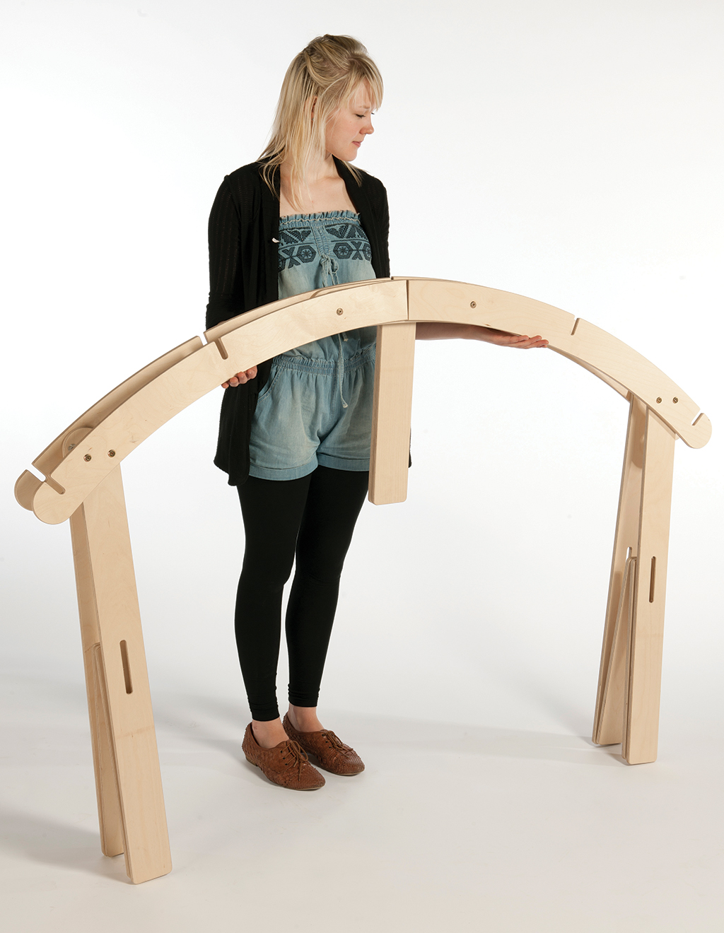 Holzpargo, Körpergröße, Schaukelgestell, Architekturholz, Holzrahmen, wooden arch, wooden frame, girl, denim romper, brown shoes