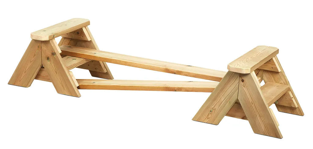 Holzwerkbank, Paarige Holzbank, Schaukelbank, Holzwerkstatt, Kinderwerkbank, Holzbank, Sitzbank, Holzwerkbank?, Holzgestell, Pausenbank