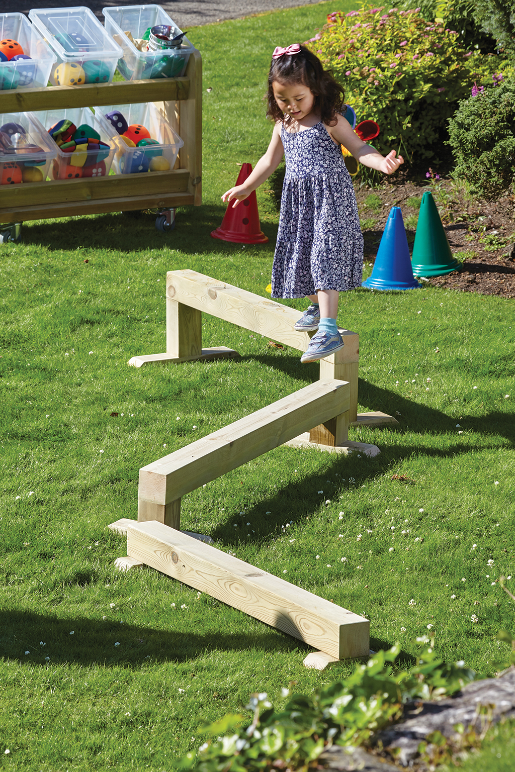 Kind, Spielzeug, Balancebrett, Holzbalken, Garten, Kinder, Spielgerät, Balancierbalken, Garten, Grünfläche