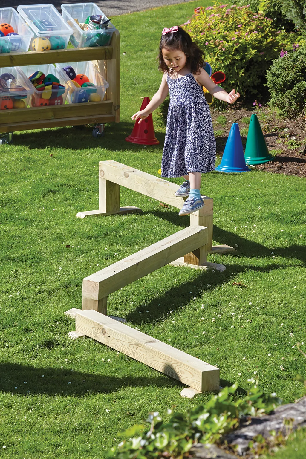 Kind, Spielzeug, Balancebrett, Holzbalken, Garten, Kinder, Spielgerät, Balancierbalken, Garten, Grünfläche