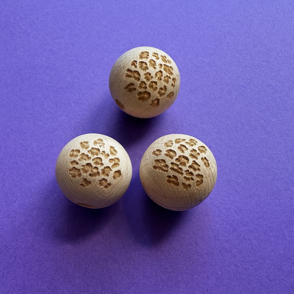 Holzperle graviert Leo 20mm Sphäre, Kunst