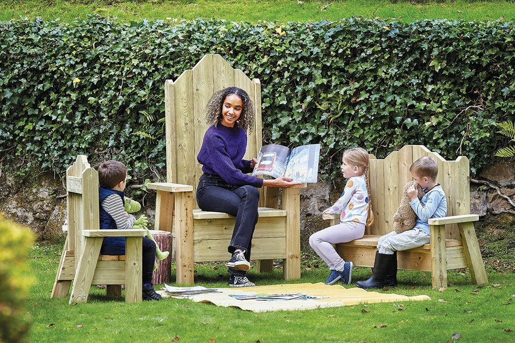 Kindersitzgruppe, Holzstuhl, Gartenlesegruppe, Kinderoutdoorset, Leseecke, Holzstuhl, Kinderstuhletage, Vorlese-Ecke, Outdoor-Leseecke, Gartenmobiliar, Kinderbuch, Outdoor-Lesetag, Holzstuhl, Gemütliche Sitzecke, Gräser/Garten, Outdoor Lesen, Kinder Lesen