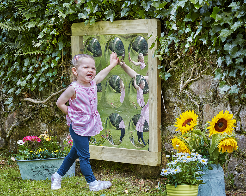 Spielzeugspiegel, Kinderlieblingsspiel, Puppeninteraktion, Outdoor-Spielbereich, Sonnenblumen, Spiegelwand, Kind, Garten, Blumen, Spiegelbilder