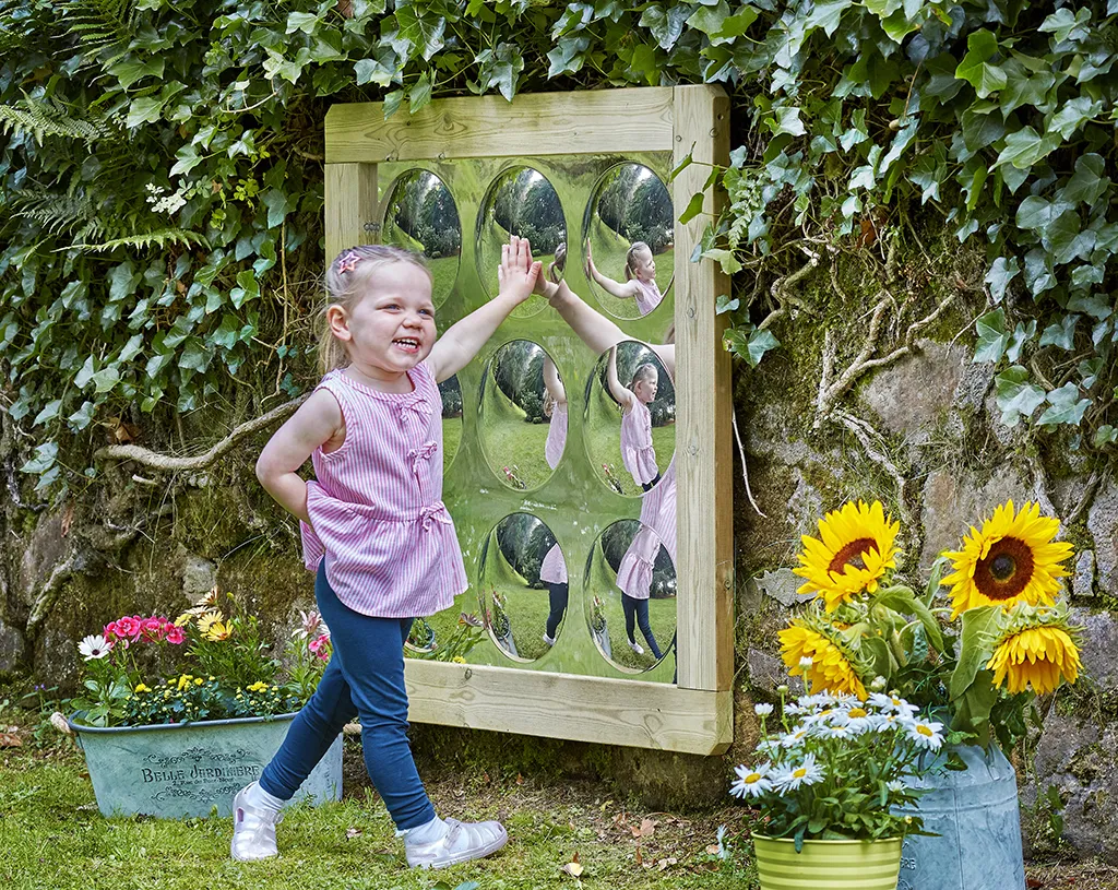 Spielzeugspiegel, Kinderlieblingsspiel, Puppeninteraktion, Outdoor-Spielbereich, Sonnenblumen, Spiegelwand, Kind, Garten, Blumen, Spiegelbilder