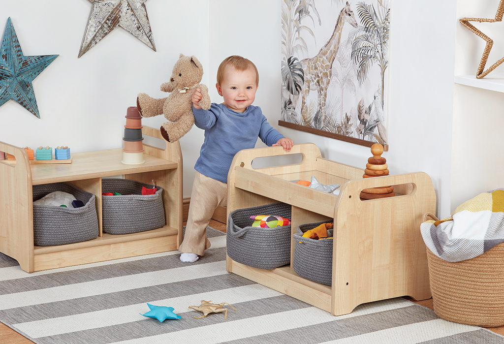 Kinderzimmer, Spielzeugorganisation, Holzregal, Stoffkorb, Toy Storage, Kinderzimmer, Holztagebett, Aufbewahrungskorb, Spielzeug, Teddy