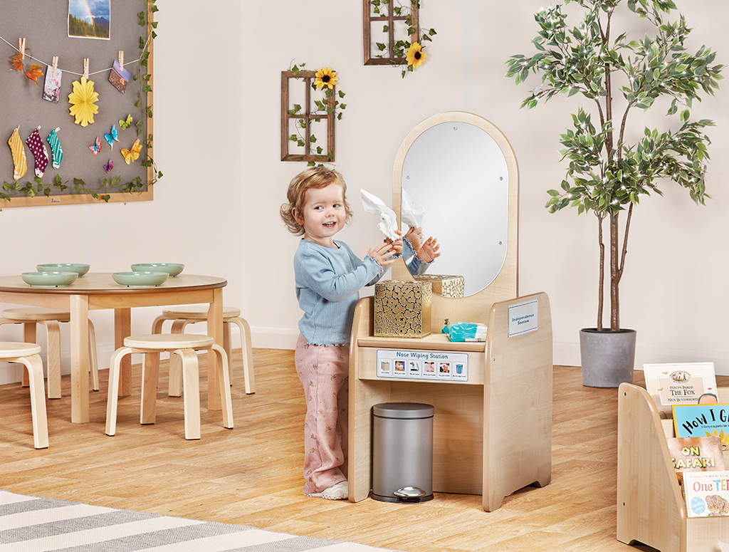Kinderzimmer, Holz-Spielküche, Kinderwerkbank, Spiegel, Pflanze, Kleiner Junge, Puppen-/Küchenrolle, Bilderrahmen, Spielküche, Rundspiegel