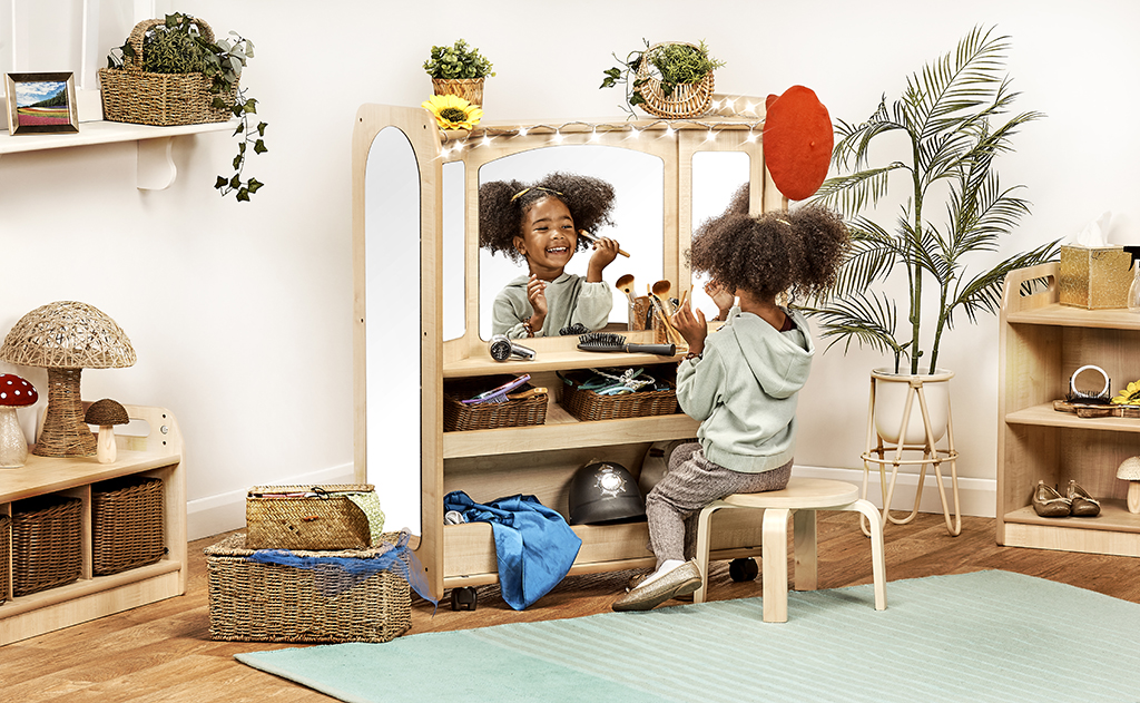 Kinderzimmer, Kosmetik- und Spielbereich, Spiegeltruhe, Puppe, Korb, Kinderzimmer, Spiegelkasten, Spielzeug, Puppe, Kleidung