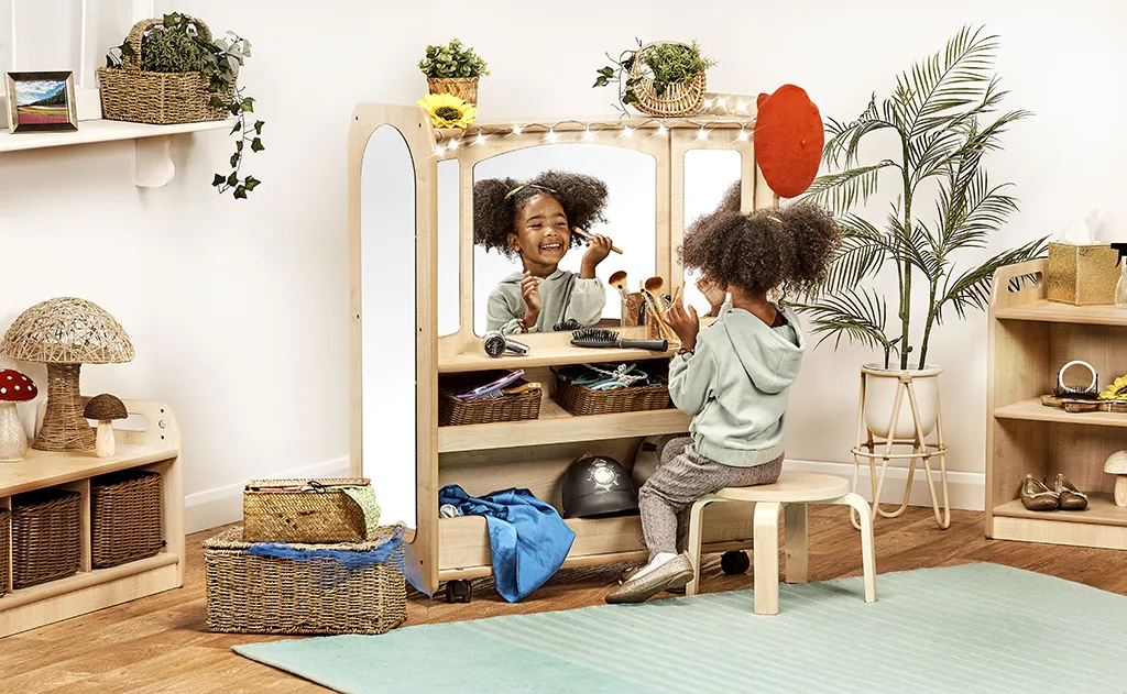 Kinderzimmer, Kosmetik- und Spielbereich, Spiegeltruhe, Puppe, Korb, Kinderzimmer, Spiegelkasten, Spielzeug, Puppe, Kleidung