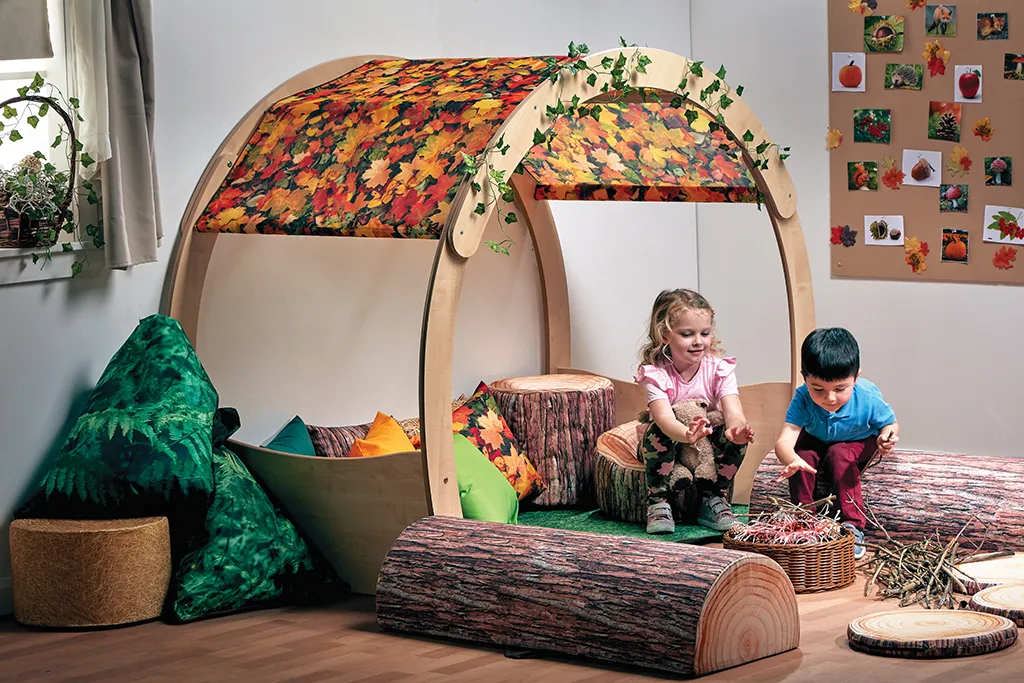 Kinder Spielbereich, Holzbogen, Herbstlaub-Dach, gepolsterte Baumstämme, Kinder spielen, holzrundstuhl, holzröhren, kinderzimmer, spielhütte, naturfarben
