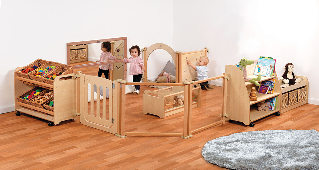 Kinderzimmer, Spielzeugregal, Holzspielzeug, Babypflege, Kleidung nicht sichtbar, Kinderspielzimmer, Lern- und Spielbereich, Holzspielerfahrung, Kinderzimmermoebel, Spielzeugregal