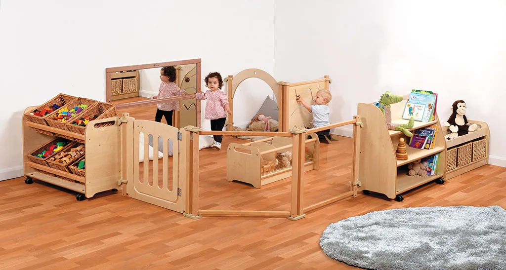 Kinderzimmer, Spielzeugregal, Holzspielzeug, Babypflege, Kleidung nicht sichtbar, Kinderspielzimmer, Lern- und Spielbereich, Holzspielerfahrung, Kinderzimmermoebel, Spielzeugregal, Holzspielzeug, Kinderzimmer, Kinderlaufstall, Spielzeugtafel, Kinderbettze