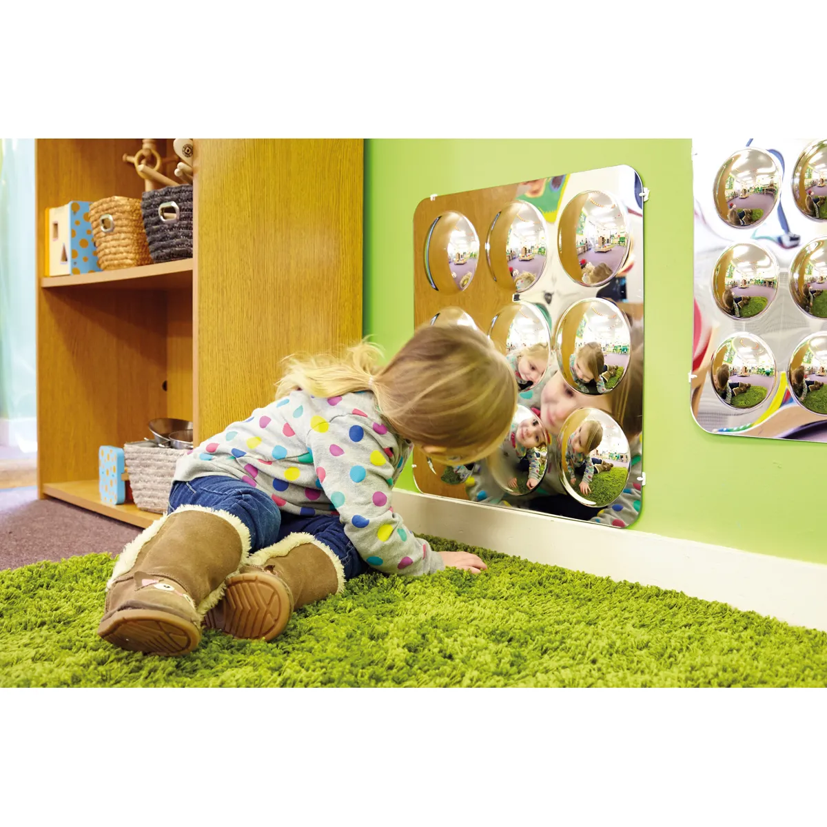 Kind, Spielbereich, Spiegelwand, grüne Wand, weicher Teppich, Kind, Polsterteppich, Haariges Kleinkind, Spiegelwand, Kleidung gemustert