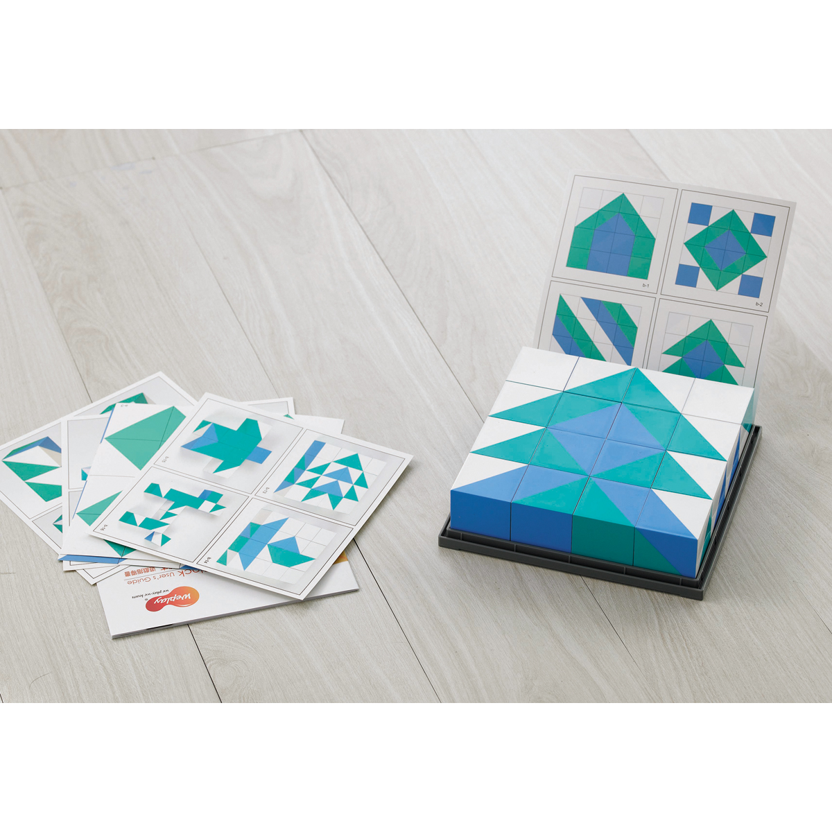 geometrisches puzzle, Tangram, bunte plättchen, würfelmontage, anleitungskarten