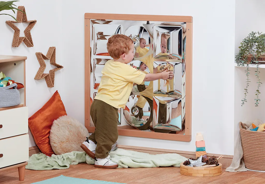 Kinderzimmer, Spiegelwand, Kleidung Kind, Holzrahmen, Interaktives Spielobjekt, Kinderzimmer, Spiegelwand, Spielzeugfigur, Holzrahmen, Kleiner Junge