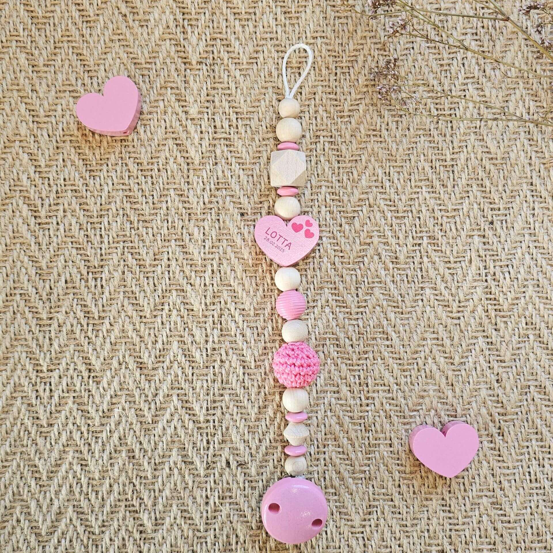 Personalisierte Schnullerkette aus Holzperlen "Herz" babyrosa