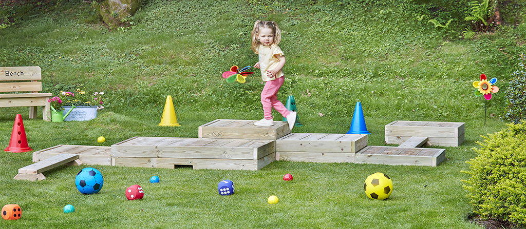 Outdoor-Spielplatz, Kinder, Holzstufen, Grasfeld, Bälle, kindergarten-play, outdoor-garden, wooden-steps, children-play, soccer-ball