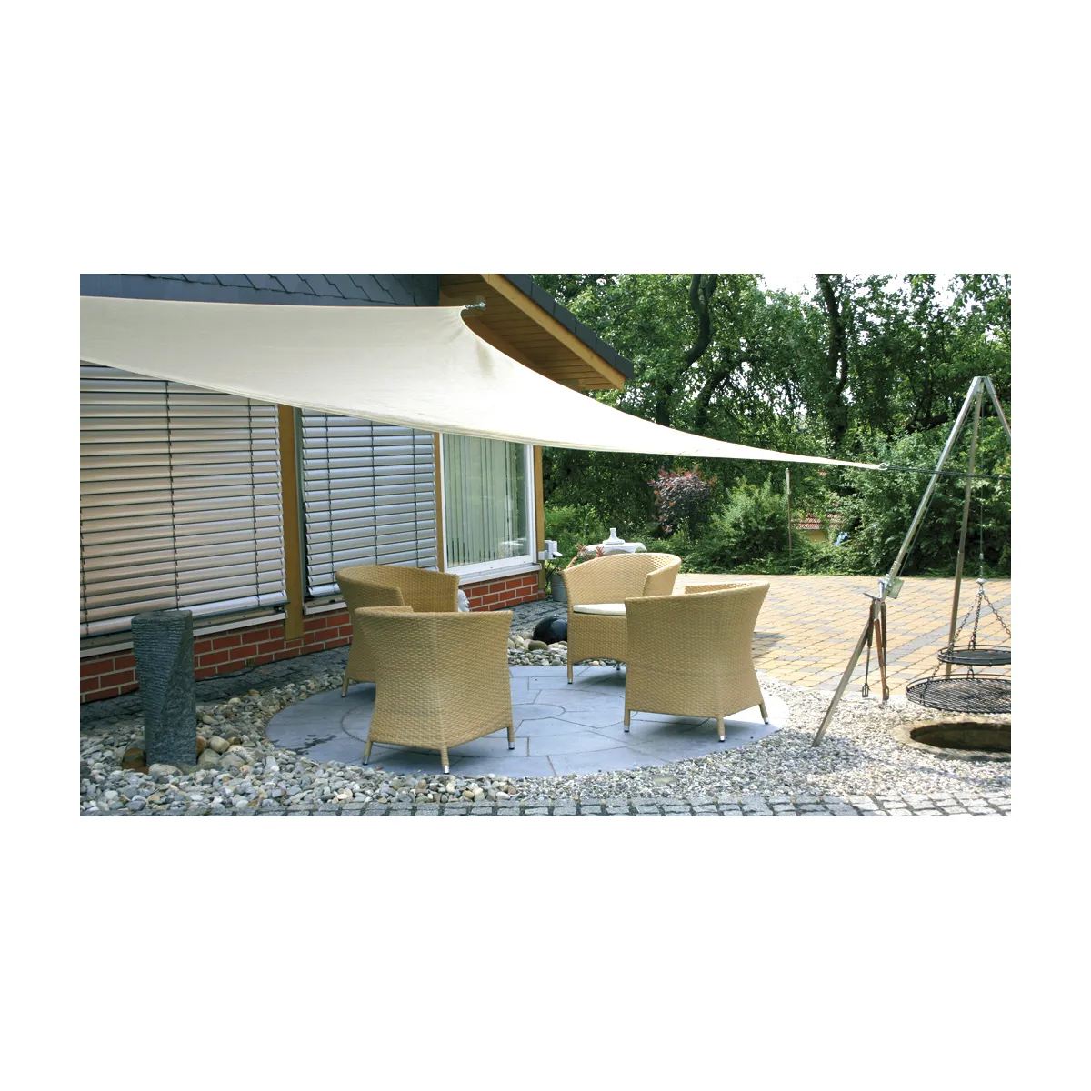 outdoor seating, Patio-Set, gewebte Stühle, Sonnenschutz, Stein-Patio, Gartenstuhl, Sessel, Sitzgruppe, Sonnensegel, Terrassenboden