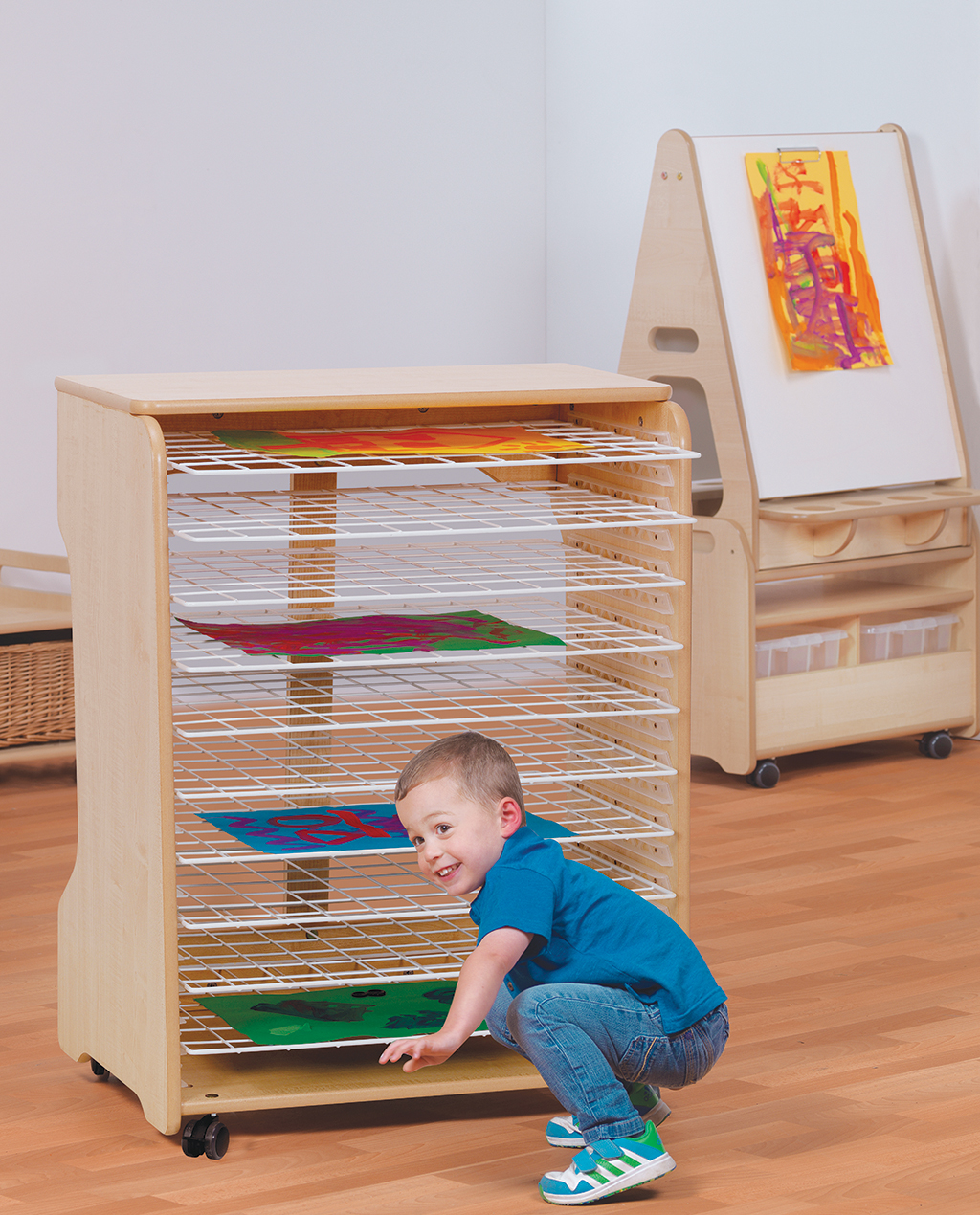 Kinderstuhl, Klemmrack, Kunstwerkstatt, Holzregal, Malerei, Kunstwerk-Regal, Kunstprojekt, Kinderzimmer, Kinderkunst, Aufbewahrungsschrank