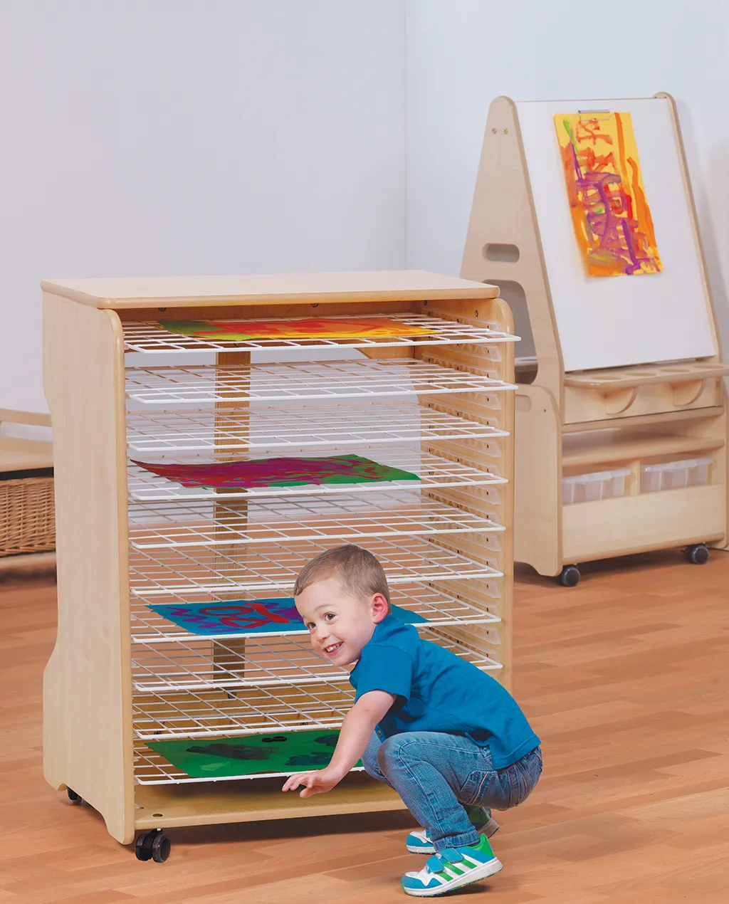 Kinderstuhl, Klemmrack, Kunstwerkstatt, Holzregal, Malerei, Kunstwerk-Regal, Kunstprojekt, Kinderzimmer, Kinderkunst, Aufbewahrungsschrank
