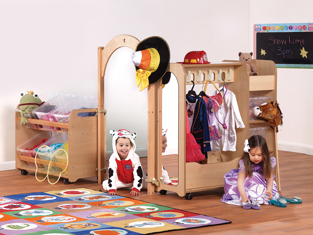 Kleiderschrank, Kleiderstange, Spielzeugkinderzimmer, Spiegel, Hut, Kleiderschrank, Kleidung, Kinderzimmer, Wandspiegel, Kostüm, Kleiderschrank, Kinderkleidung, Kleidungshalter, Spielzimmer, Kleidungskasten
