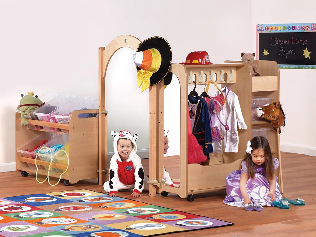 Kleiderschrank, Kleiderstange, Spielzeugkinderzimmer, Spiegel, Hut, Kleiderschrank, Kleidung, Kinderzimmer, Wandspiegel, Kostüm, Kleiderschrank, Kinderkleidung, Kleidungshalter, Spielzimmer, Kleidungskasten