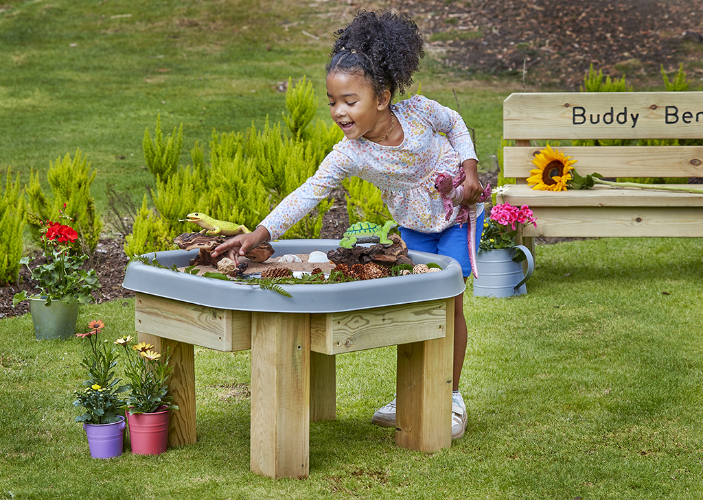 Kleines Spieltisch, Sand-Spieltisch, Gartenspiel, Kleidung Mädchen, Gartenlandschaft, Spielzeug-Tisch, Sandkasten, Outdoor-Spiel, Kleidung: langarmshirt, Pflanzenbeet?