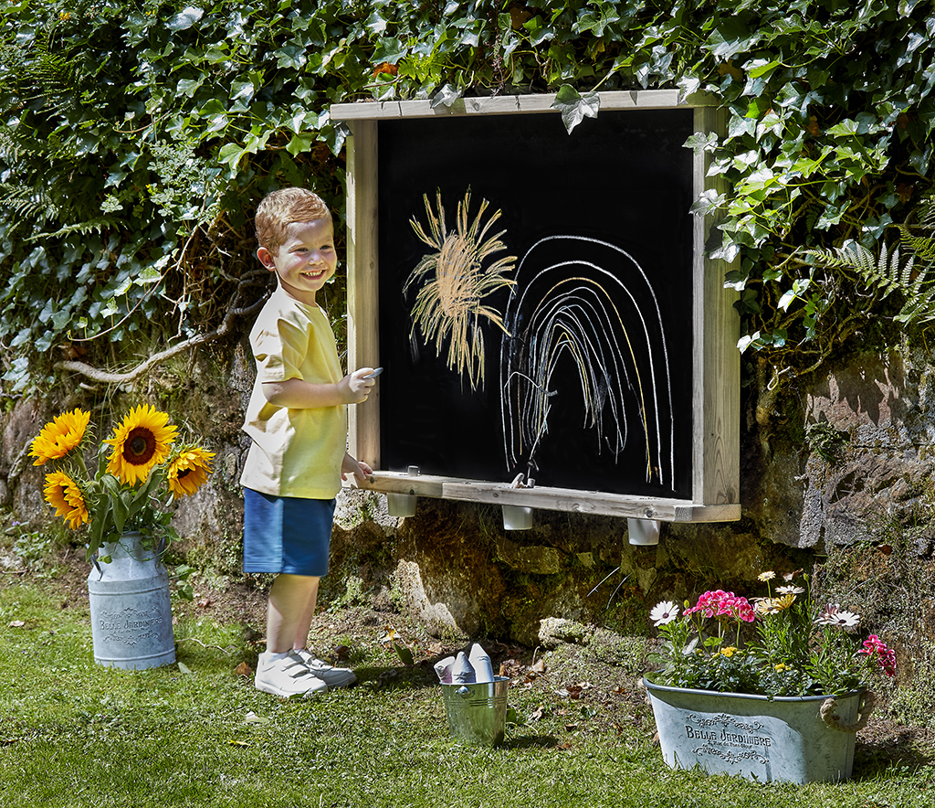 Kind Chalkboard, Künstlerische Zeichnung, Außenspiel, Gartenboard, Sonnenblumen, Schultafel, Sandkasten, Kreidezeichnung, Kindergarten, Garten