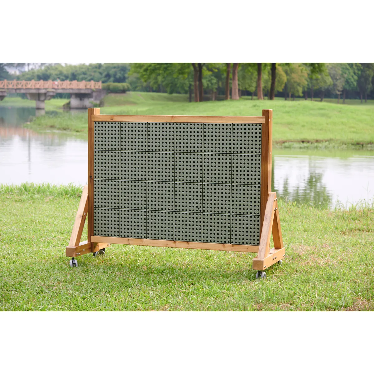 Pegboard, Gleittafel, Holzrahmen, Mobil, Grasboden, Schulterhöhe Spieltafel, Holzrahmen, graue Lochplatten, Klappständer, Transportwagen
