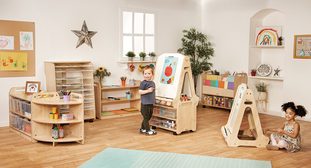 Klassenzimmer, Kinderzimmer, Kindergarten, Kunstwand, Holzspielzeug, Kindergarten, Spielzimmer, Kinderklasse, Holzmöbel, Kunststaffelei, Kinderzimmer, Kreativbereich, Holztisch, Malhilfe, Spielzeugregal