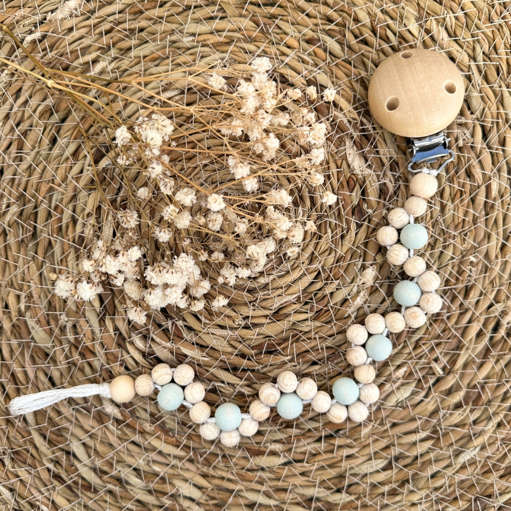 Schnullerkette aus Holzperlen mit einem Clip in Naturholz, Naturholzperlen in der Größe 8mm und Watercolor-Holzperlen in Hellblau Schnullerkette aus Holzperlen mit einem Clip in Naturholz, Naturholzperlen in der Größe 8mm und Watercolor-Holzperlen in Hellblau