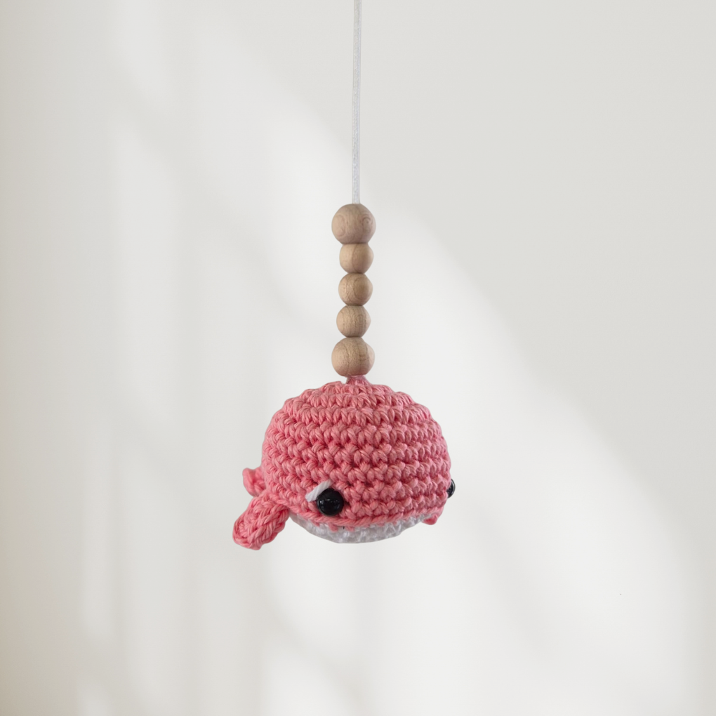 Rosa Häkelwal mit Holzperlen als Element eines Mobiles für Babys Rosa Häkelwal mit Holzperlen als Element eines Mobiles für Babys