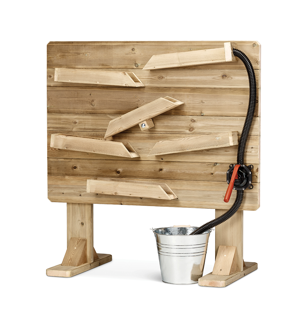 Holzbretter, Sägeplaner, Arbeitsbank, Eimer, Schlauchanschluss, Holzpresse, Holzwerk, Sägenhalter, Holzbrett, Schlauchpumpe