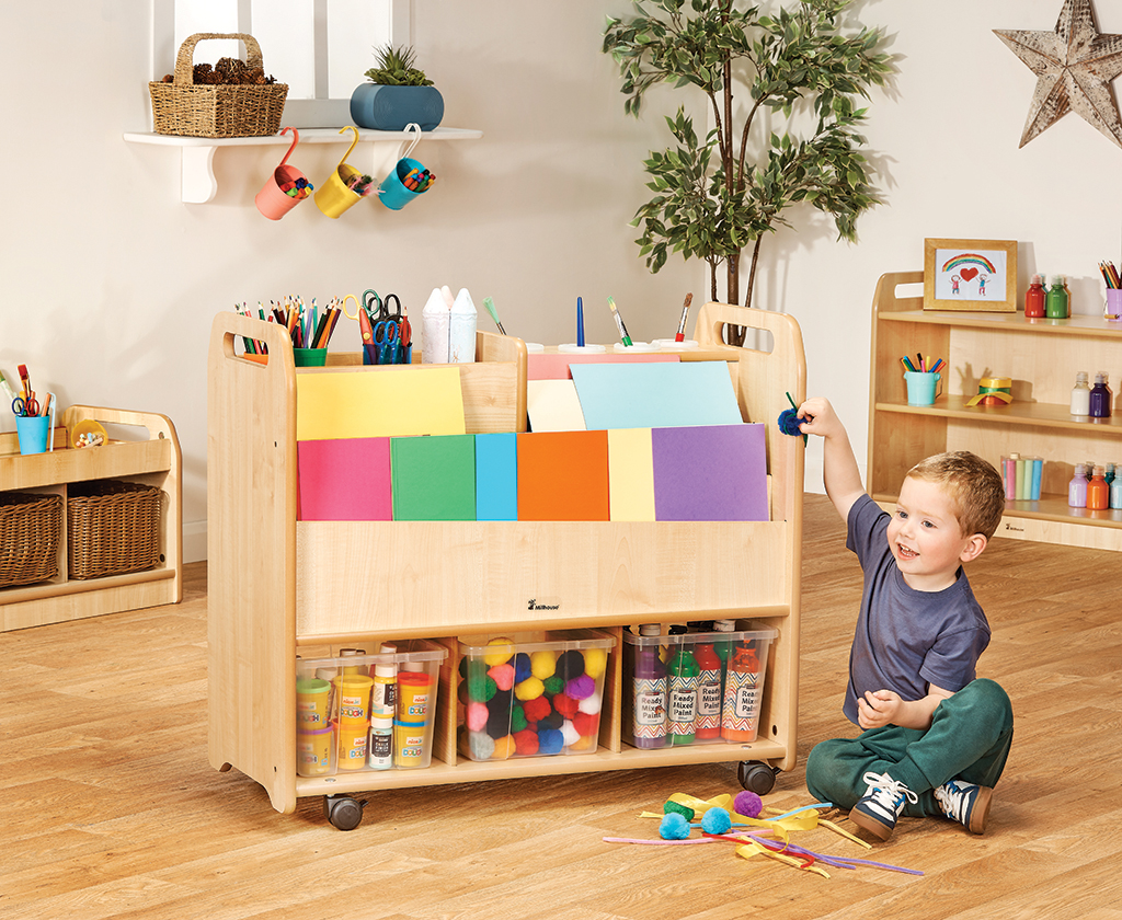 Kunstwerkzeug, Bastelset, Holzwerkbank, Bunte Farben, Kinderatelier, Kreativwerkzeug, Kinderatelier, Malwerkzeug, Basteltisch, Sortierte Farben