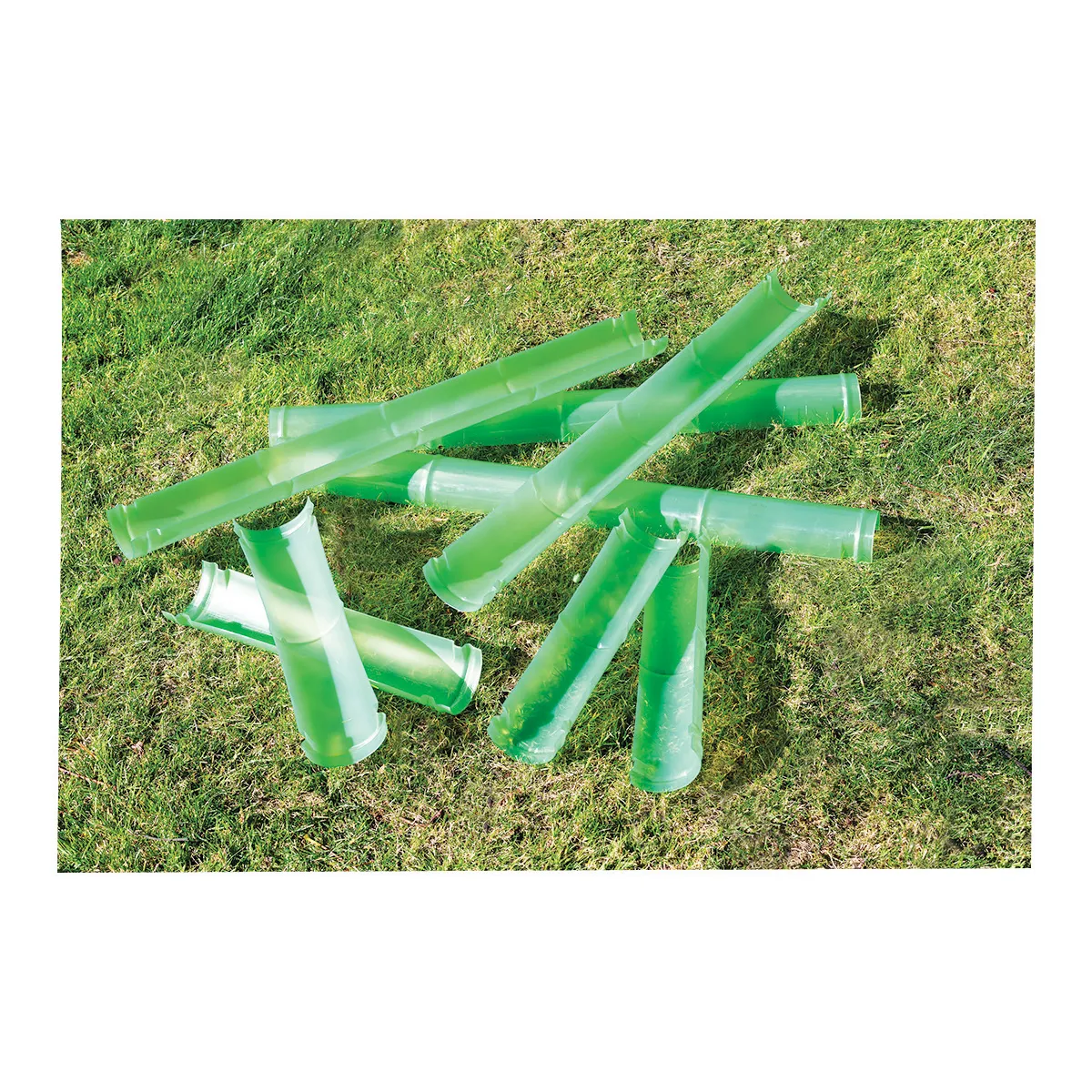 grüne Röhren, Kunststoffrohre, Blaugrün, Rasenzubehör, Baumaterialien, grünes Kunststoffrohr, Schaumstoffrohr, Rasenfläche, Baumaterial, Kunststoffrohre
